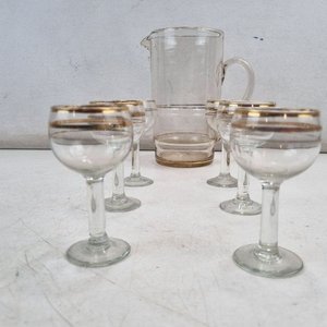 Set de Jarra y 6 Copas de Vidrio con Bandas Doradas - imagen 4
