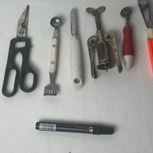 Lote anterior: Set de 5 Utensilios de Cocina Antiguos: Cuchara Medidora, Pelador, Sacacorchos y Más