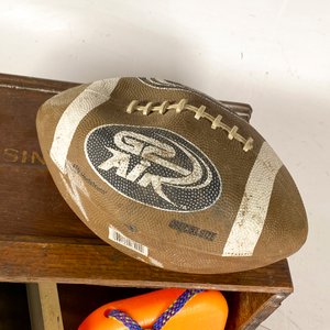 Cajón de Madera con Pelota de Rugby, Pelota de Fútbol y Hamaca Naranja - imagen 4