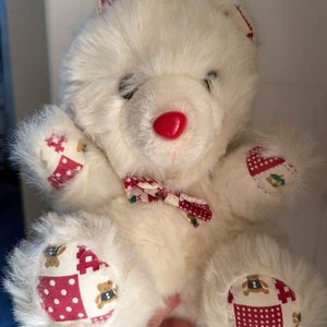 Lote siguiente: Oso de Peluche Blanco con Detalles de Cuadros y Moño Rojo
