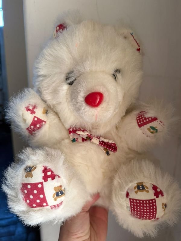 Oso de Peluche Blanco con Detalles de Cuadros y Moño Rojo