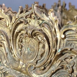 Cachepot de Bronce Macizo con Detalles Ornamentales - imagen 8