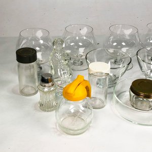 Lote de Cristalería y Vajilla de Vidrio: Copas, Plato Ovalado, Vinagrera, Aceitera y Compoteras - imagen 3