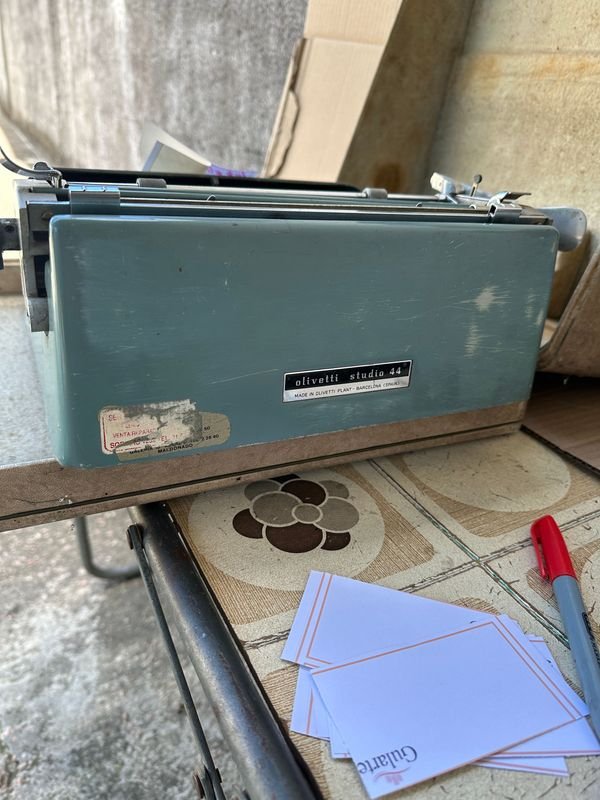 Maquina de escribir OLIVETTI con estuche - imagen 3
