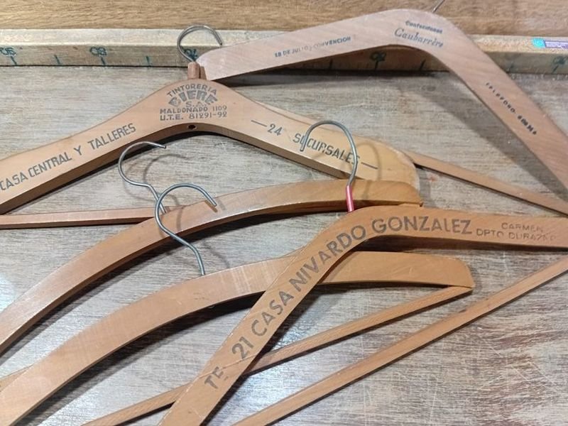 Lote anterior: Perchas vintage de madera en buen estado