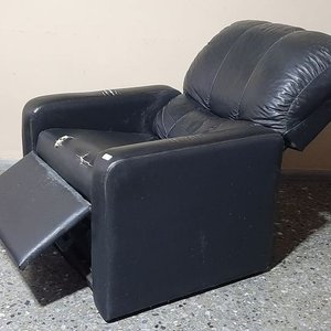 Sillón Reclinable Negro con Detalle en Tapizado - imagen 2