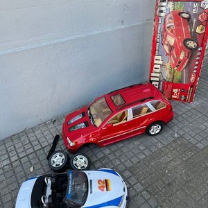 Dos autos a escala grandes, uno rojo y uno blanco, para niños - imagen 11