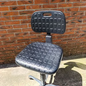 Silla de Oficina Giratoria Negra con Ruedas y Respaldo Acolchado - imagen 2