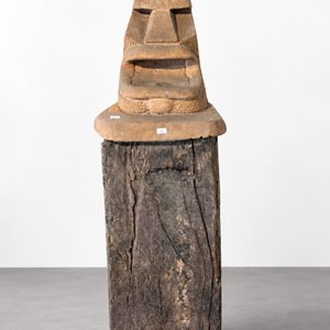 Lote siguiente: Escultura "Cara" en Piedra de Aurelio Lebrato sobre Pedestal de Durmiente