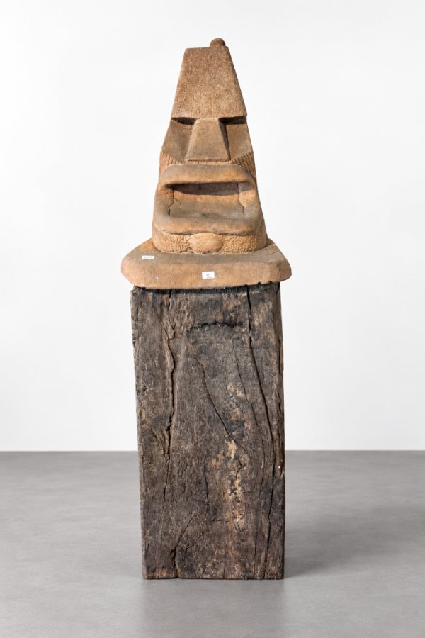 Escultura "Cara" en Piedra de Aurelio Lebrato sobre Pedestal de Durmiente