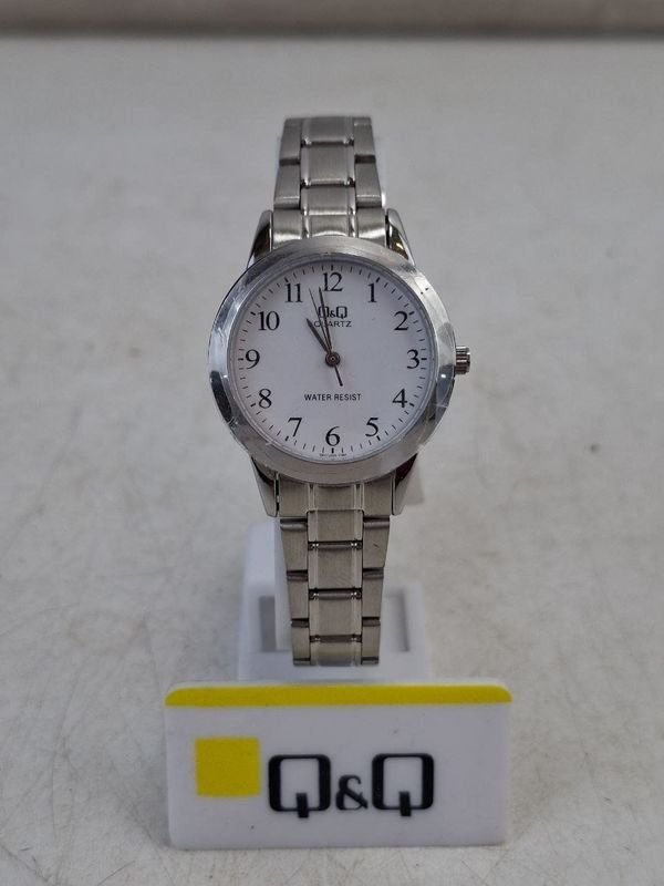 Reloj Pulsera Q&Q Plateado Esfera Blanca Números Arábigos