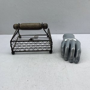 Servilletero de Metal con Mango de Madera y Tenedor - imagen 3
