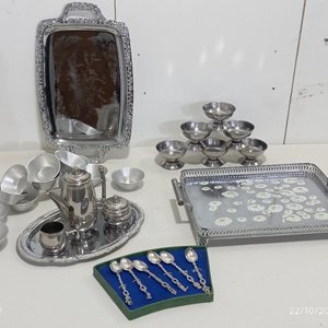 Lote de 30 Piezas Metálicas: Bandejas, Cafetera, Azucarera, Compoteras y Cucharitas Decoradas - imagen 2