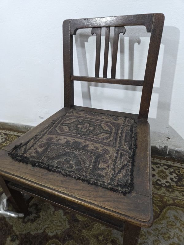 Silla de Roble con Mano de Metal y Tapicería - imagen 3
