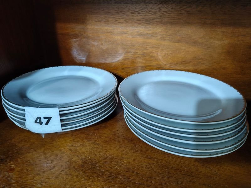 Juego de 12 Platos para Postre Lisos con Borde Dorado