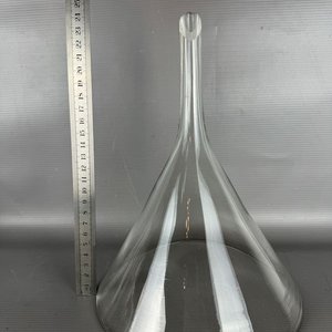 Conjunto de Cristalería de Laboratorio: 2 Matraces, Embudo y Vaso - imagen 16