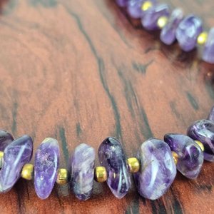 Collar de Amatistas Naturales con Cuentas Doradas - imagen 3