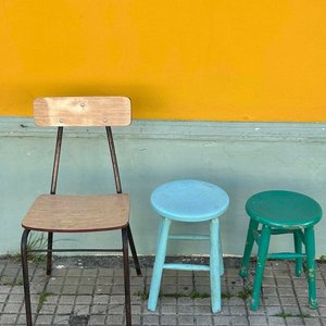 Lote siguiente: Sillas y Taburetes de Madera en Tonos Celestes y Verdes