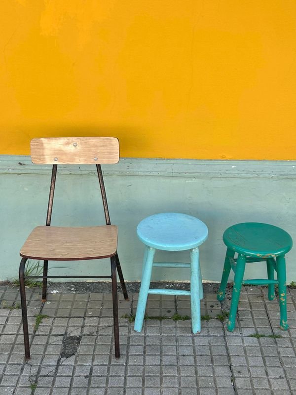 Sillas y Taburetes de Madera en Tonos Celestes y Verdes