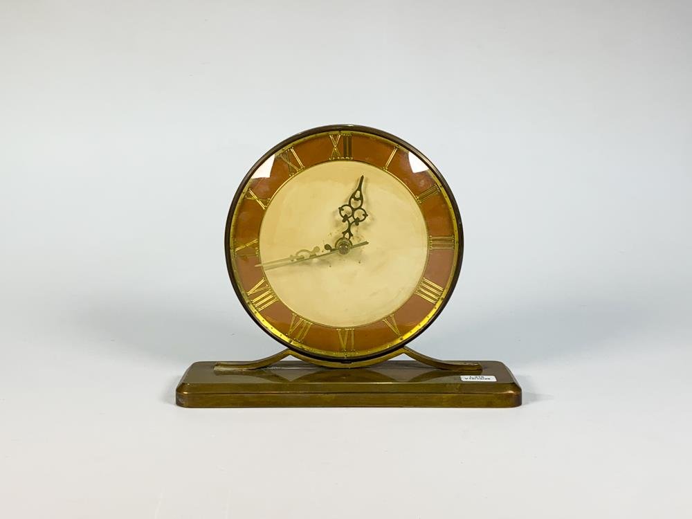 Reloj de sobremesa Art Deco en bronce con esfera de números romanos