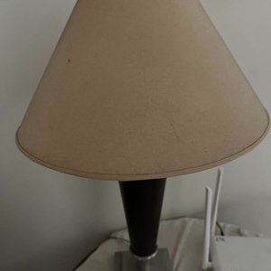 Lote anterior: Lámpara de Mesa La Platina Madera y Metal