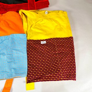 Tres Delantales Antiguos de Tela con Diseños Variados - imagen 3