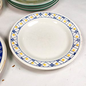 Lote de Platos de Vidrio y Porcelana con Diseños Variados - imagen 6