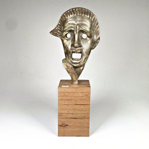 Lote anterior: Máscara de Teatro en Bronce Plateado sobre Base de Madera