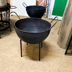 Fogón Negro Metálico con Patas - Alto 39 cm, Diámetro 36 cm - imagen 2