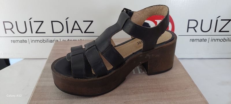 Zapatos de cuero en excelente condición - imagen 2