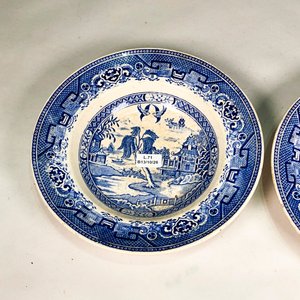 Dos Platos de Porcelana "Willow L" Blancos y Azules - Industria Uruguaya - imagen 4