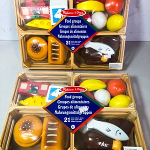 Melissa & Doug: Dos Sets de Alimentos y Juego Magnético de Disfraces - imagen 4
