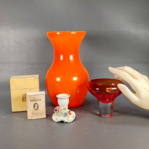 Lote de 5 piezas: Frascos de perfume, candelabro de porcelana, despojador y florero naranja - imagen 3