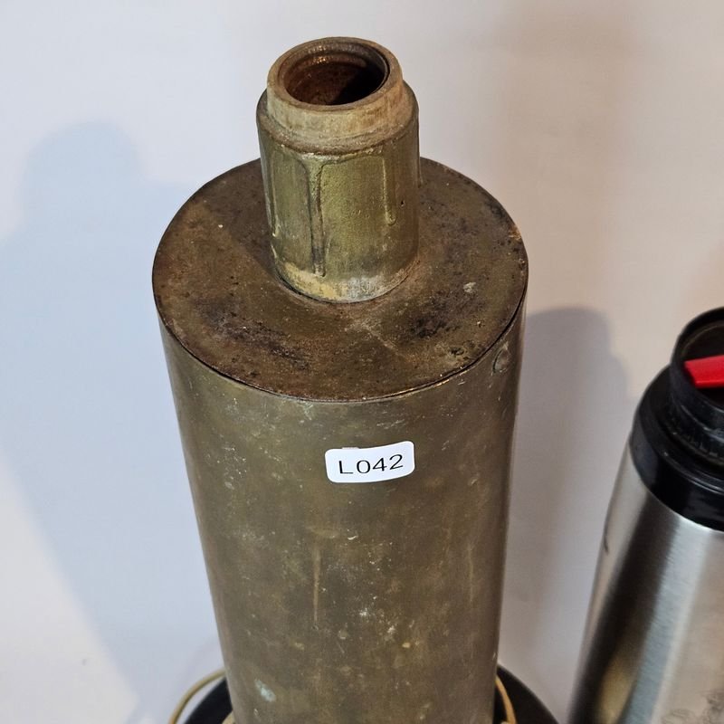 Lámpara de bronce de gran tamaño con base de vaina de munición - imagen 3