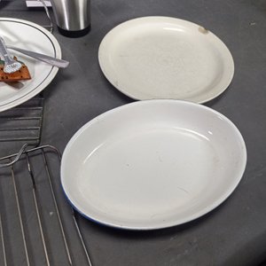 Lote de Vajilla y Utensilios de Cocina: Asadera, Platos, Fuente y Termo Mercedes-Benz - imagen 6