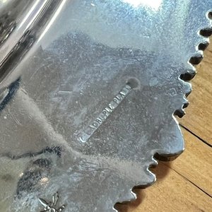 Fuente de Servicio Antigua con Campana y Asa en Metal Plateado - imagen 2