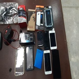 Lote siguiente: Lote de Accesorios Tecnológicos: Teléfonos, Fundas, Mouse y Más