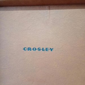 Tocadiscos Portátil Crosley Marrón con Detalles en Bronce - imagen 3
