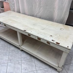 Lote anterior: Mesa de Madera Blanca con Estante Inferior