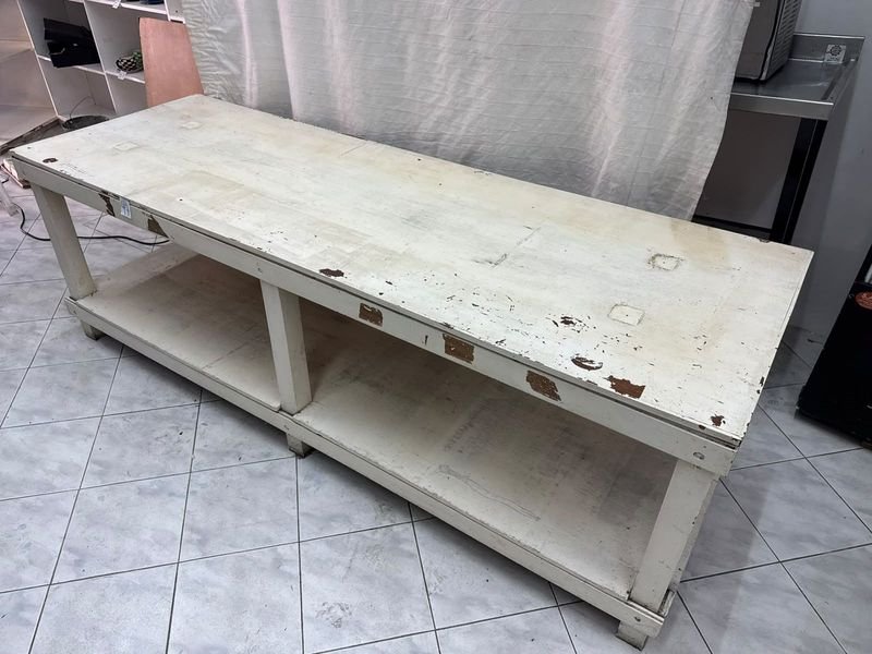 Mesa de Madera Blanca con Estante Inferior