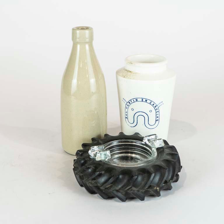 Lote siguiente: Botella de cerveza de gres y florero de cerámica con detalles