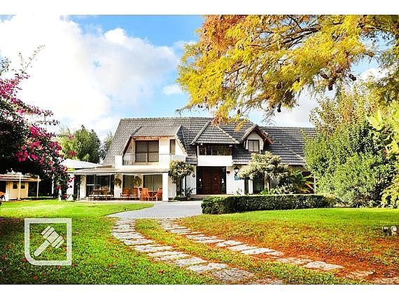 Lote siguiente: Casa en Punta del Este con árbol y camino