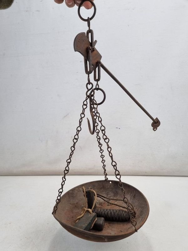 Antigua Balanza Romana de Hierro con Pesas y Cadenas