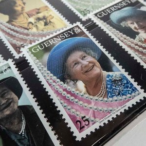 Serie Completa de 10 Sellos de Guernsey: Homenaje a la Reina Madre (1999) - imagen 2