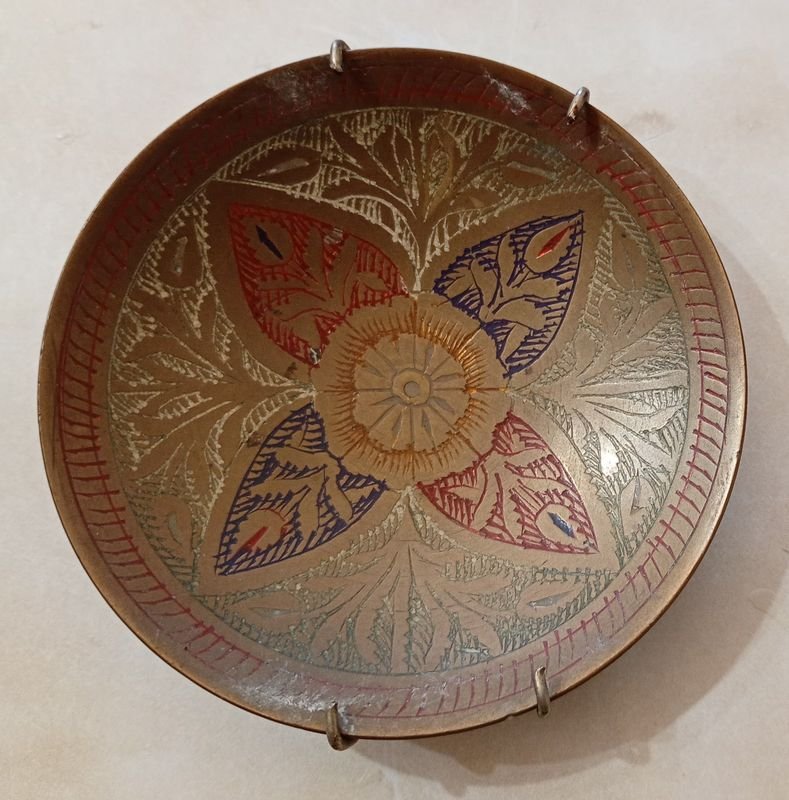 Dos platillos de Bronce para pared, uno grabado y pintado al esmalte - imagen 2