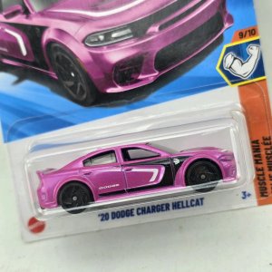 Hot Wheels Dodge Charger Hellcat 2020 Rosa Metalizado - imagen 2