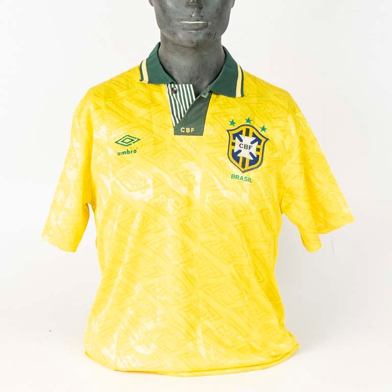 Lote siguiente: Camiseta de la Selección de Brasil oficial de tienda marca UMBRO N°10