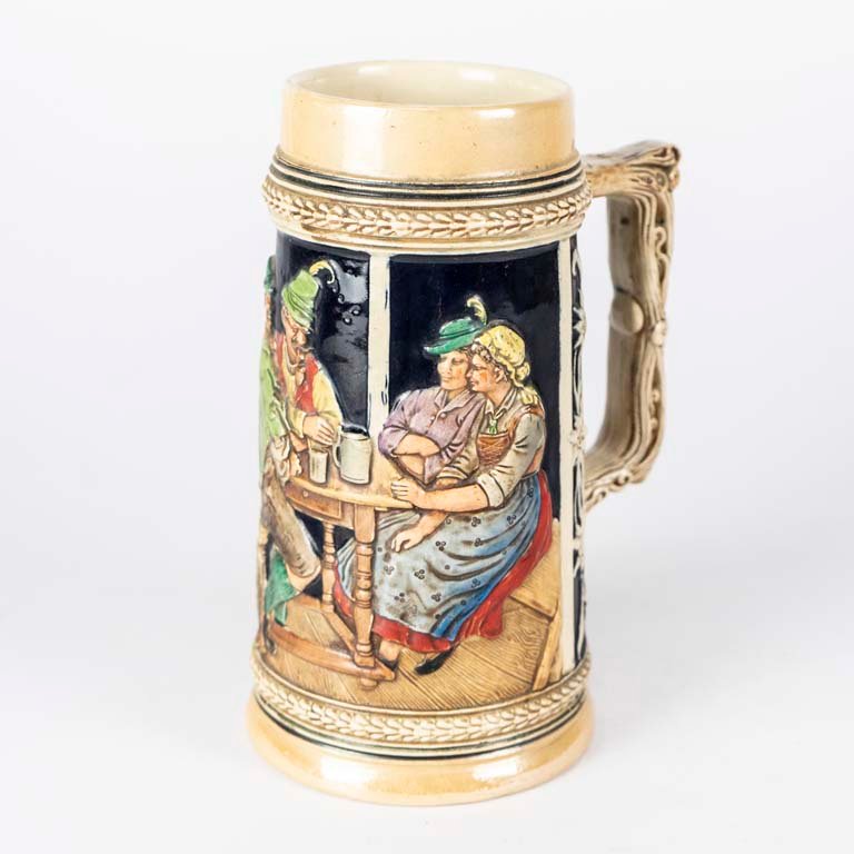 Jarra de cerveza cerámica con escena en relieve - imagen 2