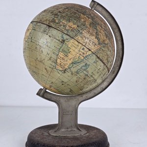 Lote de Coleccionables Vintage: Globo Terráqueo y Tazas Pluna - imagen 4