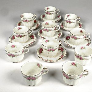 Juego de 17 Pocillos de Café y Platillos de Loza Inglesa Royal Vitreous - imagen 1